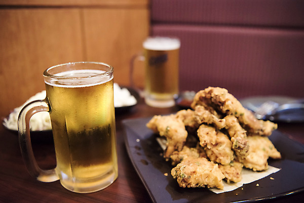 포토 JPG 생맥주 실내 사람없음 식당 치킨 프라이드치킨 오브젝트 야식 치맥 국내포토 맥주 내부 상점 닭고기요리 파일형식