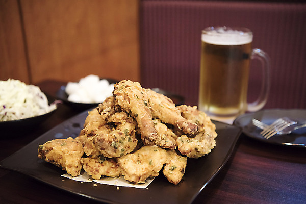 포토 JPG 그릇 포크 생맥주 실내 사람없음 식당 치킨 프라이드치킨 오브젝트 야식 치맥 국내포토 식기 맥주 내부 상점 닭고기요리 파일형식