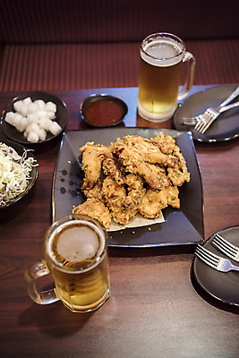 포토 JPG 그릇 포크 생맥주 실내 사람없음 식당 치킨 프라이드치킨 소스 오브젝트 야식 치킨무 치맥 국내포토 식기 음식 맥주 내부 상점 양념 닭고기요리 파일형식