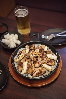 포토 JPG 그릇 포크 생맥주 실내 사람없음 식당 치킨 오브젝트 야식 치킨무 치맥 국내포토 식기 음식 맥주 내부 상점 닭고기요리 파일형식