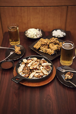 포토 JPG 그릇 포크 생맥주 실내 사람없음 식당 치킨 프라이드치킨 오브젝트 야식 치킨무 치맥 국내포토 식기 음식 맥주 내부 상점 닭고기요리 파일형식