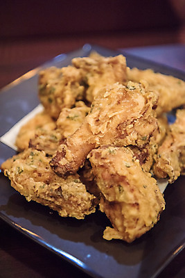 포토 JPG 실내 근접촬영 사람없음 식당 치킨 프라이드치킨 오브젝트 야식 국내포토 뷰포인트 내부 상점 닭고기요리 파일형식