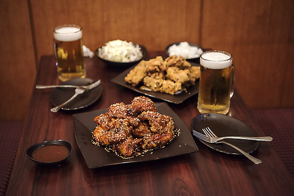 포토 JPG 그릇 포크 생맥주 실내 사람없음 식당 치킨 프라이드치킨 소스 오브젝트 야식 치킨무 치맥 국내포토 식기 음식 맥주 내부 상점 양념 닭고기요리 파일형식