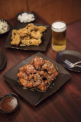 포토 JPG 그릇 포크 생맥주 실내 사람없음 식당 치킨 프라이드치킨 소스 오브젝트 야식 치킨무 치맥 국내포토 식기 음식 맥주 내부 상점 양념 닭고기요리 파일형식