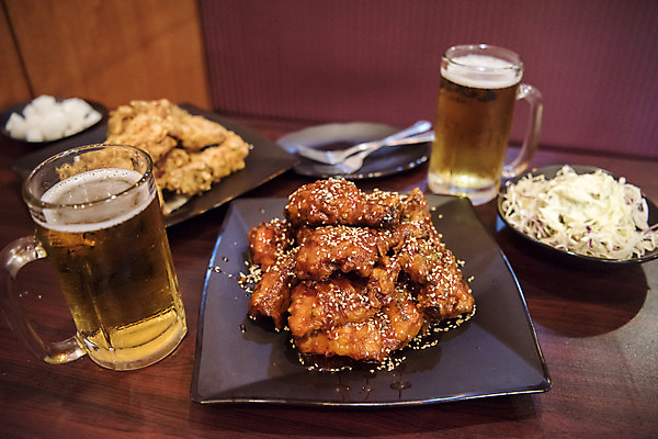 포토 JPG 그릇 포크 생맥주 실내 사람없음 식당 치킨 프라이드치킨 양념치킨 오브젝트 야식 치맥 국내포토 식기 맥주 내부 상점 닭고기요리 파일형식