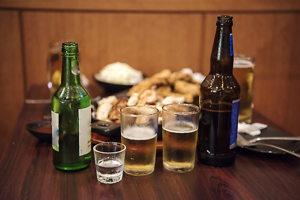 포토 JPG 맥주 생맥주 실내 사람없음 아웃포커스 식당 치킨 오브젝트 야식 소주 소맥 치맥 국내포토 주류 촬영기법 내부 상점 닭고기요리 파일형식