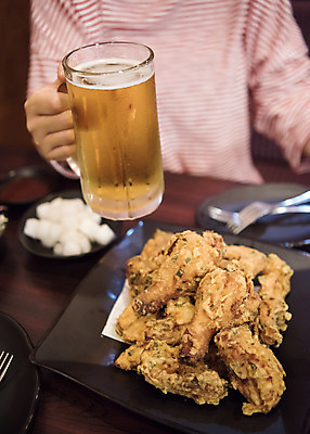 포토 JPG 그릇 40대 중년 포크 생맥주 실내 들기 손짓 앞모습 신체부위 식당 치킨 프라이드치킨 오브젝트 야식 치킨무 치맥 국내포토 식기 음식 뷰포인트 모션 맥주 사람 성인 내부 상점 닭고기요리 파일형식