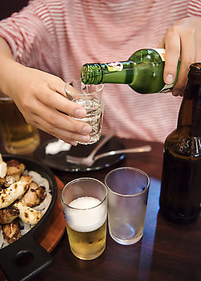 포토 JPG 40대 중년 맥주 실내 손짓 앞모습 신체부위 식당 치킨 오브젝트 야식 맥주잔 소주 섞기 소주잔 소맥 치맥 국내포토 뷰포인트 술잔 모션 주류 사람 성인 내부 상점 닭고기요리 파일형식