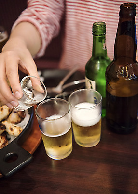 포토 JPG 40대 중년 맥주 실내 손짓 앞모습 신체부위 식당 치킨 오브젝트 야식 맥주잔 소주 섞기 소주잔 소맥 치맥 국내포토 뷰포인트 술잔 모션 주류 사람 성인 내부 상점 닭고기요리 파일형식