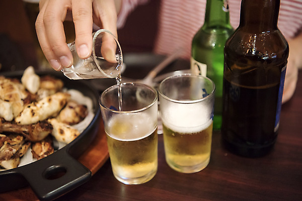 포토 JPG 40대 중년 맥주 실내 손짓 앞모습 신체부위 식당 치킨 오브젝트 야식 맥주잔 소주 섞기 소주잔 소맥 치맥 국내포토 뷰포인트 술잔 모션 주류 사람 성인 내부 상점 닭고기요리 파일형식