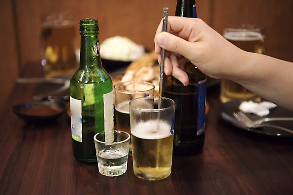 포토 JPG 손 40대 중년 맥주 실내 아웃포커스 신체부위 치킨 오브젝트 야식 맥주잔 소주 섞기 소주잔 소맥 국내포토 술잔 주류 촬영기법 사람 성인 내부 닭고기요리 파일형식