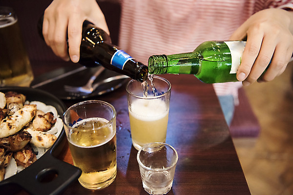 포토 JPG 40대 중년 맥주 실내 들기 손짓 앞모습 신체부위 치킨 오브젝트 야식 맥주잔 소주 섞기 소주잔 소맥 국내포토 뷰포인트 술잔 모션 주류 사람 성인 내부 닭고기요리 파일형식