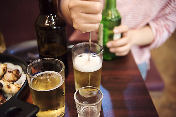 포토 JPG 40대 중년 맥주 실내 들기 손짓 앞모습 신체부위 치킨 오브젝트 야식 맥주잔 소주 섞기 소주잔 소맥 국내포토 뷰포인트 술잔 모션 주류 사람 성인 내부 닭고기요리 파일형식