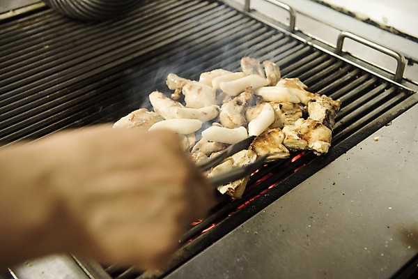 포토 JPG 손 40대 중년 실내 집게 들기 신체부위 치킨 굽기 오브젝트 야식 소금구이 국내포토 모션 사람 성인 내부 구이 닭고기요리 파일형식