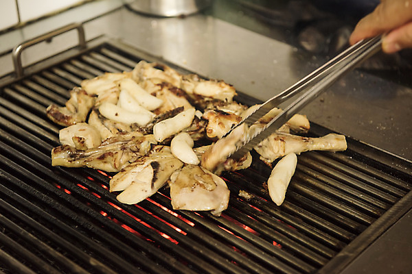 포토 JPG 손 40대 중년 실내 집게 들기 신체부위 치킨 굽기 오브젝트 야식 소금구이 국내포토 모션 사람 성인 내부 구이 닭고기요리 파일형식