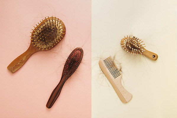 포토 JPG 스튜디오촬영 실내 누끼 사람없음 하이앵글 뷰티 머리카락 여러개 머리빗 오브젝트 헤어용품 헤어관리 탈모 베이지색배경 플랫레이 분홍색배경 국내포토 뷰포인트 분홍색 다수 백그라운드 내부 머리 미용용품 플랫 베이지색 증상 파일형식