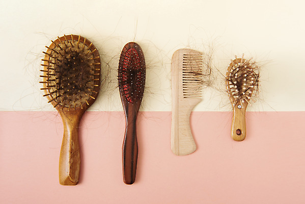 포토 JPG 스튜디오촬영 실내 누끼 사람없음 하이앵글 뷰티 머리카락 여러개 머리빗 오브젝트 헤어용품 헤어관리 탈모 베이지색배경 플랫레이 분홍색배경 국내포토 뷰포인트 분홍색 다수 백그라운드 내부 머리 미용용품 플랫 베이지색 증상 파일형식