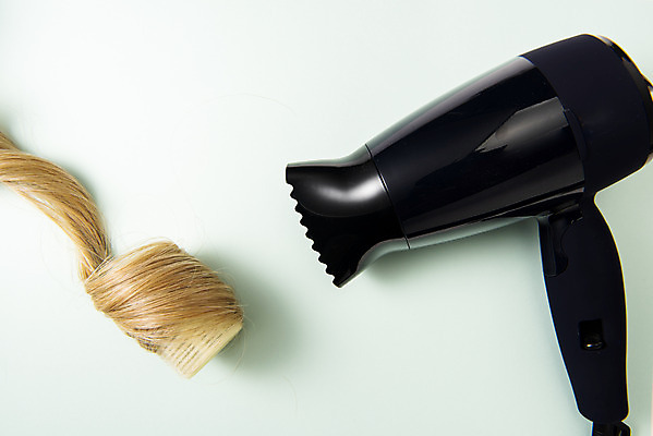 포토 JPG 스튜디오촬영 실내 누끼 사람없음 하이앵글 금발 뷰티 머리카락 드라이어 오브젝트 파란배경 헤어롤 헤어용품 헤어관리 탈색 플랫레이 국내포토 헤어스타일 뷰포인트 백그라운드 내부 파란색 머리 미용용품 플랫 머리염색 파일형식