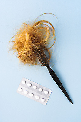 포토 JPG 스튜디오촬영 실내 누끼 사람없음 하이앵글 금발 뷰티 알약 머리빗 미용용품 엉킴 미용실 오브젝트 파란배경 헤어용품 헤어관리 롤빗 머릿결 플랫레이 국내포토 헤어스타일 뷰포인트 백그라운드 내부 파란색 약 플랫 뷰티샵 파일형식