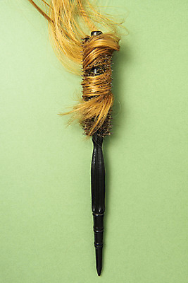 포토 JPG 스튜디오촬영 실내 누끼 사람없음 하이앵글 금발 뷰티 머리빗 미용용품 엉킴 미용실 오브젝트 헤어용품 헤어관리 롤빗 머릿결 플랫레이 초록배경 국내포토 헤어스타일 뷰포인트 백그라운드 내부 초록색 플랫 뷰티샵 파일형식