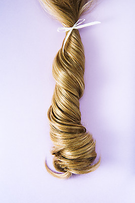 포토 JPG 스튜디오촬영 리본 실내 누끼 사람없음 하이앵글 금발 뷰티 미용용품 파마 미용실 묶기 오브젝트 웨이브 헤어용품 헤어관리 머릿결 보라색배경 플랫레이 국내포토 헤어스타일 뷰포인트 백그라운드 모션 내부 보라색 플랫 뷰티샵 파일형식