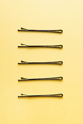 포토 JPG 스튜디오촬영 실내 누끼 사람없음 하이앵글 뷰티 여러개 오브젝트 헤어용품 헤어관리 노란배경 플랫레이 실핀 국내포토 뷰포인트 다수 백그라운드 내부 노란색 미용용품 플랫 머리핀 파일형식