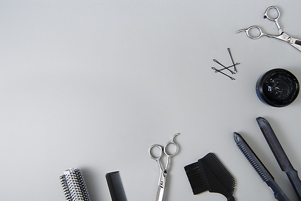 포토 JPG 스튜디오촬영 회색배경 실내 누끼 사람없음 하이앵글 뷰티 오브젝트 헤어용품 염색 헤어관리 고데기 롤빗 미용가위 빗금 왁스 플랫레이 실핀 국내포토 뷰포인트 백그라운드 가위_도구 내부 회색 머리빗 미용용품 플랫 머리핀 대각선 파일형식