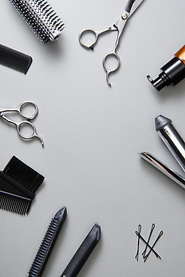 포토 JPG 스튜디오촬영 회색배경 실내 누끼 사람없음 하이앵글 뷰티 오브젝트 헤어용품 헤어관리 고데기 롤빗 미용가위 빗금 에센스 왁스 플랫레이 실핀 국내포토 뷰포인트 백그라운드 가위_도구 내부 화장품 회색 머리빗 미용용품 플랫 머리핀 대각선 파일형식