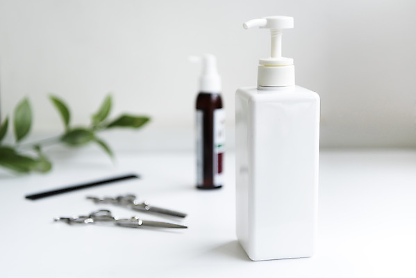 포토 JPG 스튜디오촬영 잎 실내 누끼 사람없음 아웃포커스 뷰티 오브젝트 흰배경 헤어용품 헤어관리 샴푸 미용가위 빗금 에센스 디스펜서 국내포토 식물 백그라운드 가위_도구 촬영기법 내부 위생용품 화장품 흰색 미용용품 대각선 파일형식