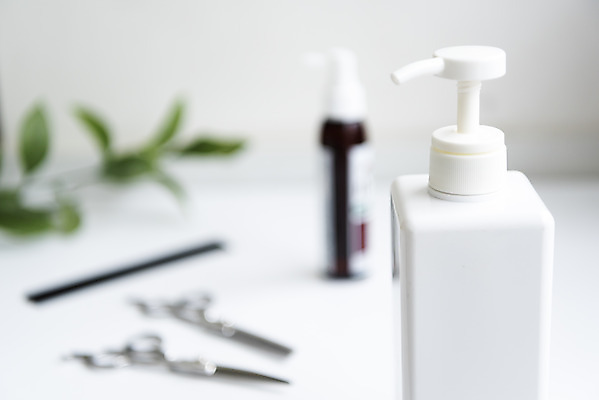 포토 JPG 스튜디오촬영 잎 실내 누끼 사람없음 아웃포커스 뷰티 오브젝트 흰배경 헤어용품 헤어관리 샴푸 미용가위 빗금 에센스 디스펜서 국내포토 식물 백그라운드 가위_도구 촬영기법 내부 위생용품 화장품 흰색 미용용품 대각선 파일형식