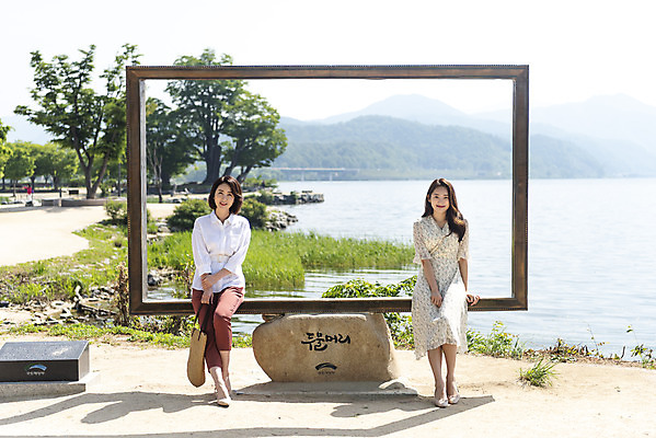 포토 JPG 주간 전신 여자 딸 행복 여유 40대 중년 여행 액자 데이트 가족 모녀 엄마 휴가 휴식 함께함 사랑 가족애 미소 사람 앉기 20대 성인 야외 두명 앞모습 관광지 강 화목 다정 봄 기쁨 한국인 자녀 강가 힐링 걸터앉기 효도 경기도 남한강 두물머리 양평 여자만 국내포토 자연요소 계절 감정 뷰포인트 컨셉 관계 모션 한국 표정 동양인 청년 파일형식