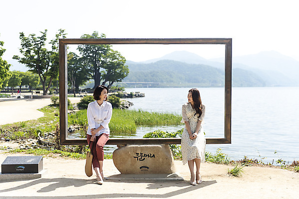 포토 JPG 주간 전신 여자 딸 행복 여유 40대 중년 여행 액자 데이트 가족 모녀 엄마 휴가 휴식 함께함 사랑 가족애 미소 사람 앉기 20대 성인 야외 두명 앞모습 관광지 강 화목 다정 봄 기쁨 한국인 자녀 강가 힐링 걸터앉기 효도 경기도 남한강 두물머리 양평 여자만 국내포토 자연요소 계절 감정 뷰포인트 컨셉 관계 모션 한국 표정 동양인 청년 파일형식