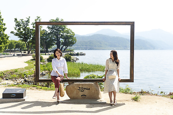 포토 JPG 주간 전신 여자 딸 행복 여유 40대 중년 여행 액자 데이트 가족 모녀 엄마 휴가 휴식 함께함 사랑 가족애 미소 사람 앉기 20대 성인 야외 두명 앞모습 관광지 강 화목 다정 봄 기쁨 한국인 자녀 강가 힐링 걸터앉기 효도 경기도 남한강 두물머리 양평 여자만 국내포토 자연요소 계절 감정 뷰포인트 컨셉 관계 모션 한국 표정 동양인 청년 파일형식