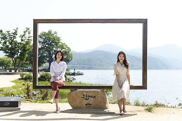 포토 JPG 주간 전신 여자 딸 행복 여유 40대 중년 여행 액자 데이트 가족 모녀 엄마 휴가 휴식 함께함 사랑 가족애 미소 사람 앉기 20대 성인 야외 두명 앞모습 관광지 강 화목 다정 봄 기쁨 한국인 자녀 강가 힐링 걸터앉기 효도 경기도 남한강 두물머리 양평 여자만 국내포토 자연요소 계절 감정 뷰포인트 컨셉 관계 모션 한국 표정 동양인 청년 파일형식