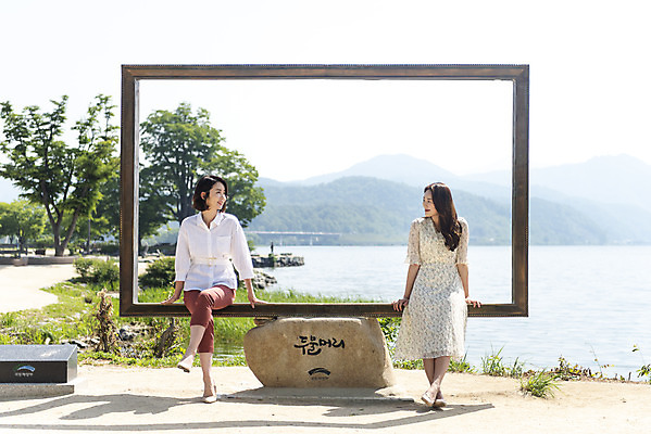 포토 JPG 주간 전신 여자 딸 행복 여유 40대 중년 여행 액자 데이트 가족 모녀 엄마 휴가 휴식 함께함 사랑 가족애 미소 사람 앉기 20대 성인 야외 두명 앞모습 관광지 강 화목 다정 봄 기쁨 한국인 자녀 강가 힐링 걸터앉기 효도 경기도 남한강 두물머리 양평 여자만 국내포토 자연요소 계절 감정 뷰포인트 컨셉 관계 모션 한국 표정 동양인 청년 파일형식