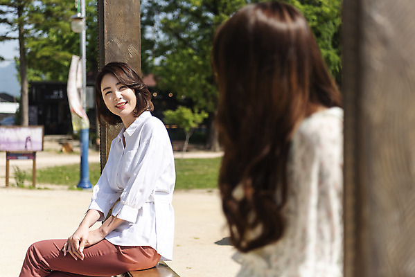 포토 JPG 주간 여자 딸 행복 여유 40대 중년 여행 데이트 가족 모녀 엄마 휴가 휴식 함께함 사랑 가족애 미소 사람 앉기 상반신 20대 성인 야외 두명 옆모습 강 마주보기 화목 다정 봄 기쁨 한국인 자녀 강가 힐링 걸터앉기 효도 경기도 남한강 두물머리 양평 여자만 국내포토 자연요소 계절 감정 뷰포인트 컨셉 관계 모션 한국 표정 동양인 청년 파일형식