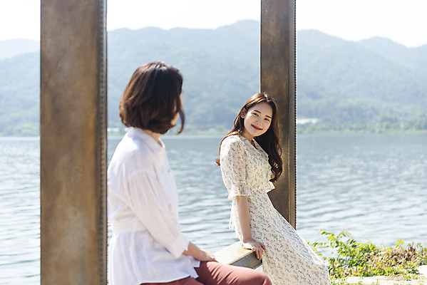 포토 JPG 주간 여자 딸 행복 여유 40대 중년 여행 데이트 가족 모녀 엄마 휴가 휴식 함께함 사랑 가족애 미소 사람 앉기 상반신 20대 성인 야외 두명 옆모습 강 마주보기 화목 다정 봄 기쁨 한국인 자녀 강가 힐링 걸터앉기 효도 경기도 남한강 두물머리 양평 여자만 국내포토 자연요소 계절 감정 뷰포인트 컨셉 관계 모션 한국 표정 동양인 청년 파일형식