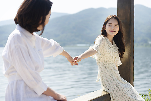 포토 JPG 주간 여자 딸 행복 여유 40대 중년 여행 데이트 가족 모녀 엄마 휴가 휴식 함께함 사랑 가족애 미소 사람 앉기 상반신 20대 성인 야외 두명 옆모습 강 마주보기 손잡기 화목 다정 봄 기쁨 한국인 자녀 강가 힐링 걸터앉기 효도 경기도 남한강 두물머리 양평 여자만 국내포토 자연요소 계절 감정 뷰포인트 컨셉 관계 모션 한국 표정 동양인 청년 파일형식