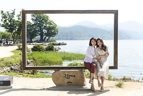 포토 JPG 주간 전신 여자 딸 행복 여유 40대 중년 여행 액자 데이트 가족 안기 모녀 엄마 휴가 휴식 함께함 사랑 가족애 미소 사람 앉기 20대 성인 야외 두명 앞모습 강 화목 다정 봄 기쁨 한국인 자녀 강가 애정표현 힐링 걸터앉기 효도 경기도 남한강 두물머리 양평 여자만 국내포토 자연요소 계절 감정 뷰포인트 컨셉 관계 모션 한국 표정 동양인 청년 표현 파일형식