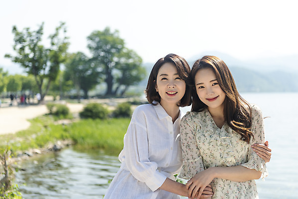 포토 JPG 주간 여자 딸 행복 여유 40대 중년 여행 데이트 가족 안기 모녀 엄마 휴가 휴식 함께함 사랑 가족애 미소 사람 상반신 20대 성인 야외 두명 앞모습 강 화목 다정 봄 기쁨 한국인 자녀 강가 애정표현 힐링 효도 경기도 남한강 두물머리 양평 여자만 국내포토 자연요소 계절 감정 뷰포인트 컨셉 관계 모션 한국 표정 동양인 청년 표현 파일형식