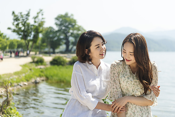 포토 JPG 주간 여자 딸 행복 여유 40대 중년 여행 데이트 가족 안기 모녀 엄마 휴가 휴식 함께함 사랑 가족애 미소 사람 상반신 20대 성인 야외 두명 앞모습 강 화목 다정 봄 기쁨 한국인 자녀 강가 애정표현 힐링 효도 경기도 남한강 두물머리 양평 여자만 국내포토 자연요소 계절 감정 뷰포인트 컨셉 관계 모션 한국 표정 동양인 청년 표현 파일형식