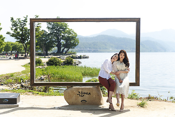 포토 JPG 주간 전신 여자 딸 행복 여유 40대 중년 여행 액자 데이트 가족 안기 모녀 엄마 휴가 휴식 함께함 사랑 가족애 미소 사람 앉기 20대 성인 야외 두명 앞모습 강 화목 다정 봄 기쁨 한국인 자녀 강가 애정표현 힐링 걸터앉기 효도 경기도 남한강 두물머리 양평 여자만 국내포토 자연요소 계절 감정 뷰포인트 컨셉 관계 모션 한국 표정 동양인 청년 표현 파일형식