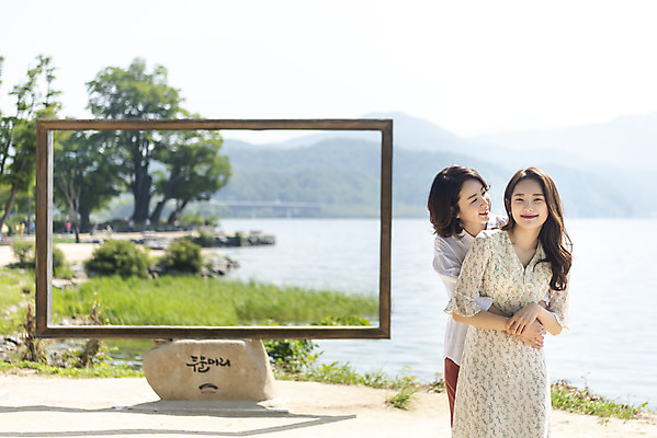 포토 JPG 주간 여자 딸 행복 여유 40대 중년 여행 액자 데이트 가족 안기 모녀 엄마 휴가 휴식 함께함 사랑 가족애 서기 미소 사람 상반신 20대 성인 야외 두명 앞모습 강 화목 다정 봄 기쁨 한국인 자녀 강가 애정표현 힐링 백허그 효도 경기도 남한강 두물머리 양평 여자만 국내포토 자연요소 계절 감정 뷰포인트 컨셉 관계 모션 포옹 한국 표정 동양인 청년 표현 파일형식