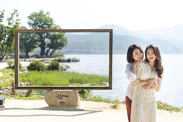 포토 JPG 주간 여자 딸 행복 여유 40대 중년 여행 액자 데이트 가족 안기 모녀 엄마 휴가 휴식 함께함 사랑 가족애 서기 미소 사람 상반신 20대 성인 야외 두명 앞모습 강 화목 다정 봄 기쁨 한국인 자녀 강가 애정표현 힐링 백허그 효도 경기도 남한강 두물머리 양평 여자만 국내포토 자연요소 계절 감정 뷰포인트 컨셉 관계 모션 포옹 한국 표정 동양인 청년 표현 파일형식