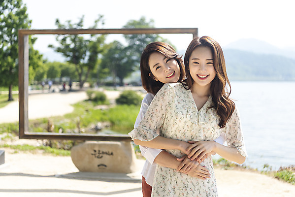 포토 JPG 주간 여자 딸 행복 여유 40대 중년 여행 액자 데이트 가족 안기 모녀 엄마 휴가 휴식 함께함 사랑 가족애 미소 사람 상반신 20대 성인 야외 두명 앞모습 강 화목 다정 봄 기쁨 한국인 자녀 강가 애정표현 힐링 백허그 효도 경기도 남한강 두물머리 양평 여자만 국내포토 자연요소 계절 감정 뷰포인트 컨셉 관계 모션 포옹 한국 표정 동양인 청년 표현 파일형식