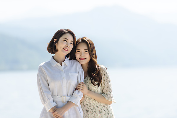 포토 JPG 주간 여자 딸 행복 여유 40대 중년 여행 데이트 가족 안기 모녀 엄마 휴가 휴식 함께함 사랑 가족애 서기 미소 사람 상반신 20대 성인 야외 두명 앞모습 강 팔짱 기댐 화목 다정 봄 기쁨 한국인 자녀 강가 애정표현 힐링 효도 경기도 남한강 두물머리 양평 여자만 국내포토 자연요소 계절 감정 뷰포인트 컨셉 관계 모션 한국 표정 동양인 청년 표현 파일형식