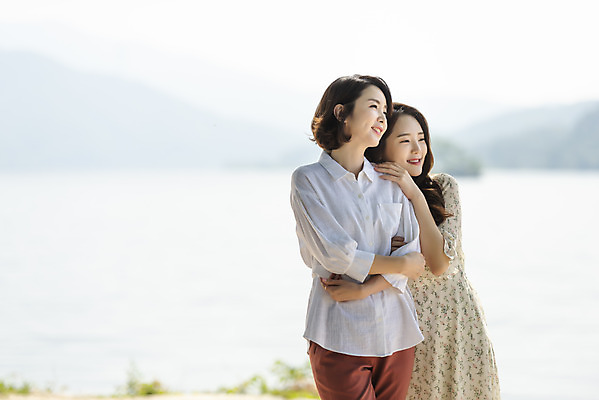 포토 JPG 주간 여자 딸 행복 여유 40대 중년 여행 데이트 가족 안기 모녀 엄마 휴가 휴식 함께함 사랑 가족애 미소 사람 상반신 20대 성인 야외 두명 옆모습 강 화목 다정 봄 기쁨 한국인 자녀 강가 애정표현 힐링 효도 경기도 남한강 두물머리 양평 여자만 국내포토 자연요소 계절 감정 뷰포인트 컨셉 관계 모션 한국 표정 동양인 청년 표현 파일형식