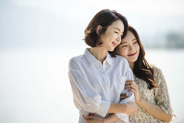 포토 JPG 주간 여자 딸 행복 여유 40대 중년 여행 데이트 가족 안기 모녀 엄마 휴가 휴식 함께함 사랑 가족애 미소 사람 상반신 20대 성인 야외 두명 앞모습 강 기댐 화목 다정 봄 기쁨 한국인 자녀 강가 애정표현 힐링 효도 경기도 남한강 두물머리 양평 여자만 국내포토 자연요소 계절 감정 뷰포인트 컨셉 관계 모션 한국 표정 동양인 청년 표현 파일형식