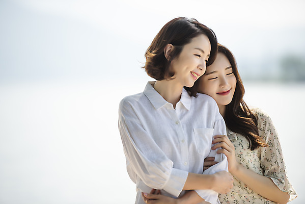 포토 JPG 주간 여자 딸 행복 여유 40대 중년 여행 데이트 가족 안기 모녀 엄마 휴가 휴식 함께함 사랑 가족애 미소 사람 상반신 20대 성인 야외 두명 앞모습 강 기댐 화목 다정 봄 기쁨 한국인 자녀 강가 애정표현 힐링 효도 경기도 남한강 두물머리 양평 여자만 국내포토 자연요소 계절 감정 뷰포인트 컨셉 관계 모션 한국 표정 동양인 청년 표현 파일형식