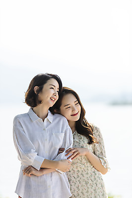 포토 JPG 주간 여자 딸 행복 여유 40대 중년 여행 데이트 가족 안기 모녀 엄마 휴가 휴식 함께함 사랑 가족애 미소 사람 상반신 20대 성인 야외 두명 앞모습 강 기댐 화목 다정 봄 기쁨 한국인 자녀 강가 애정표현 힐링 효도 경기도 남한강 두물머리 양평 여자만 국내포토 자연요소 계절 감정 뷰포인트 컨셉 관계 모션 한국 표정 동양인 청년 표현 파일형식